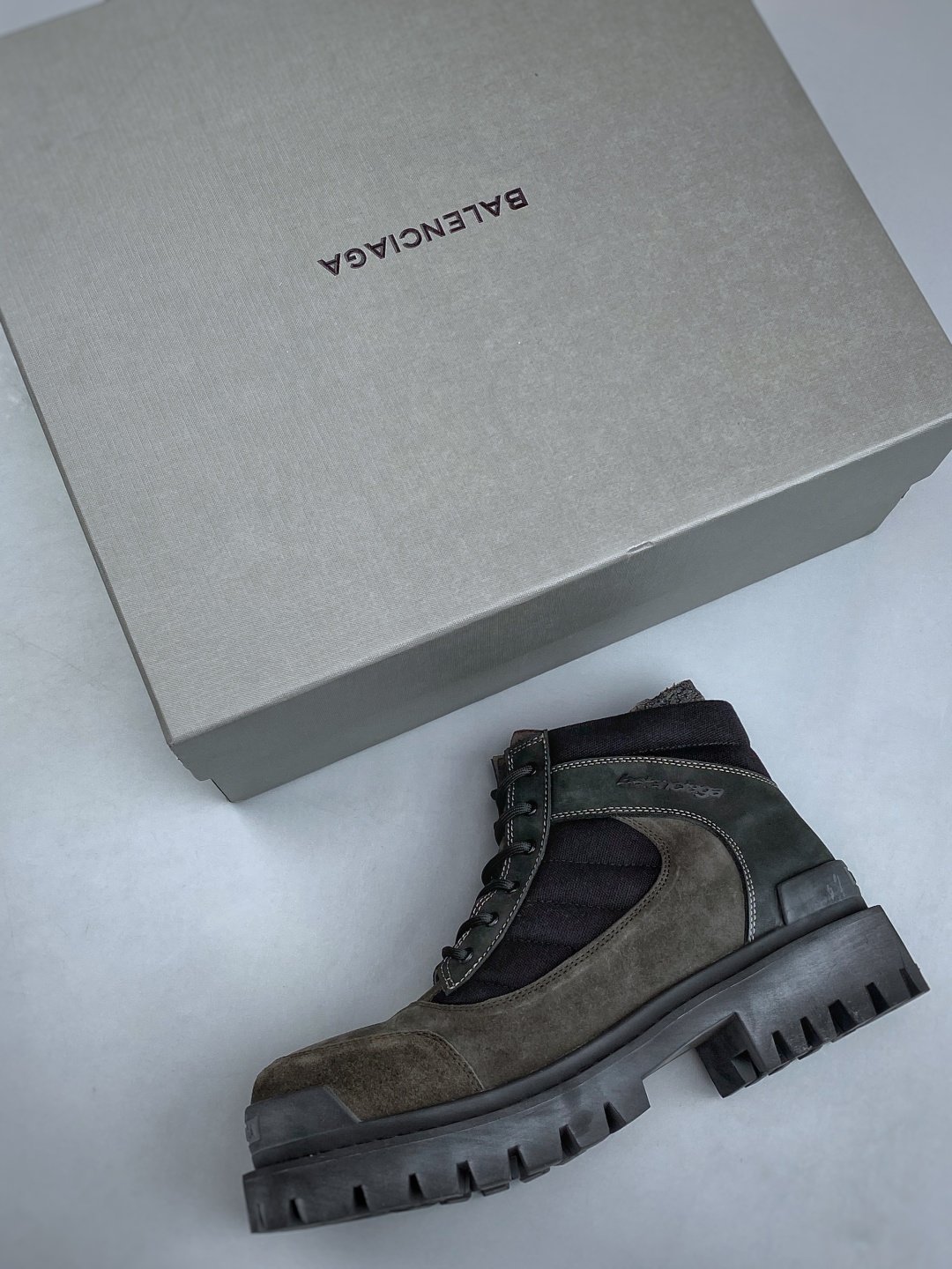 [BALENCIAGA] 발렌시아가 컴뱃 스트라이크 스웨이드 앵클 부츠