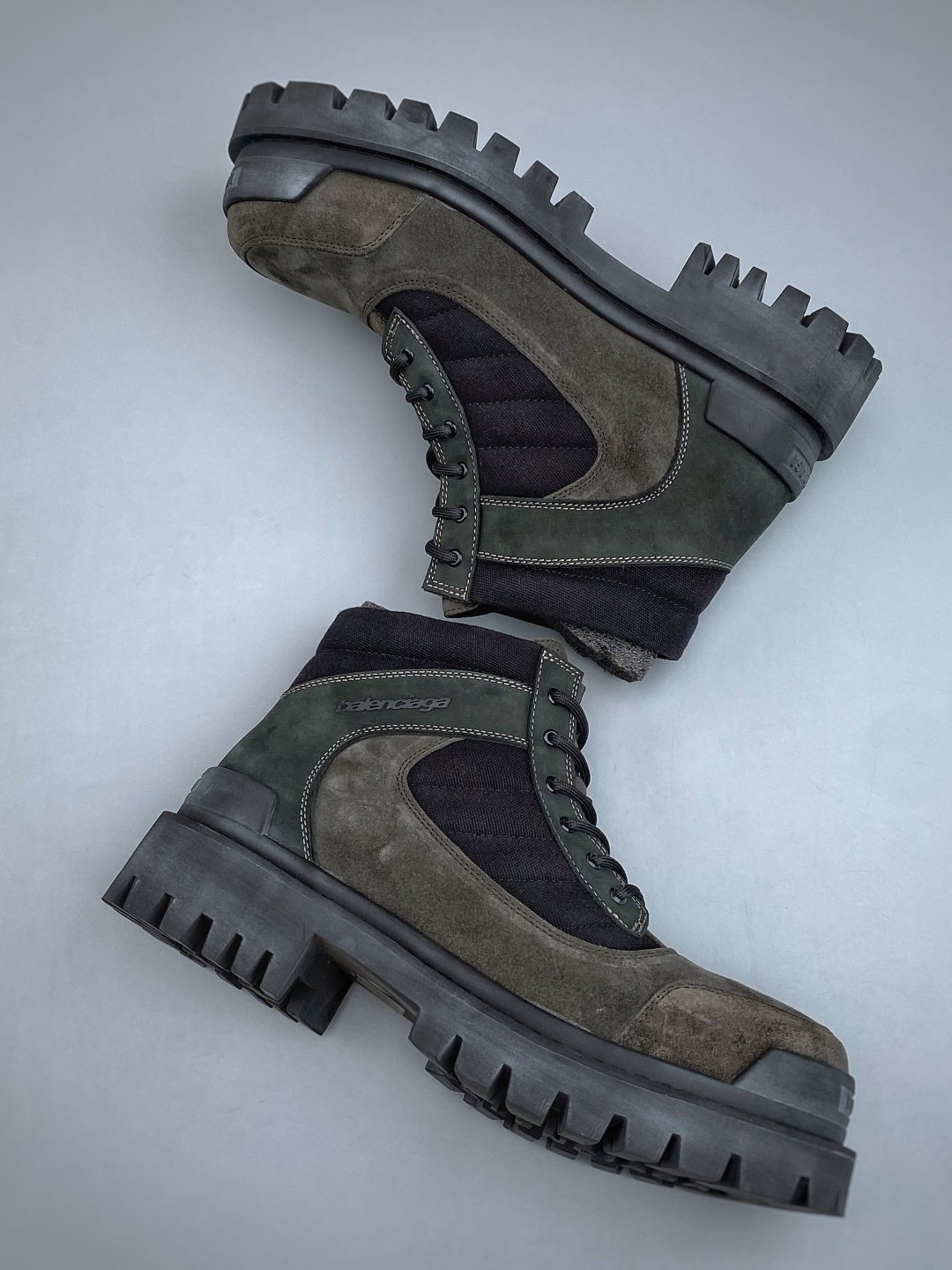 [BALENCIAGA] 발렌시아가 컴뱃 스트라이크 스웨이드 앵클 부츠