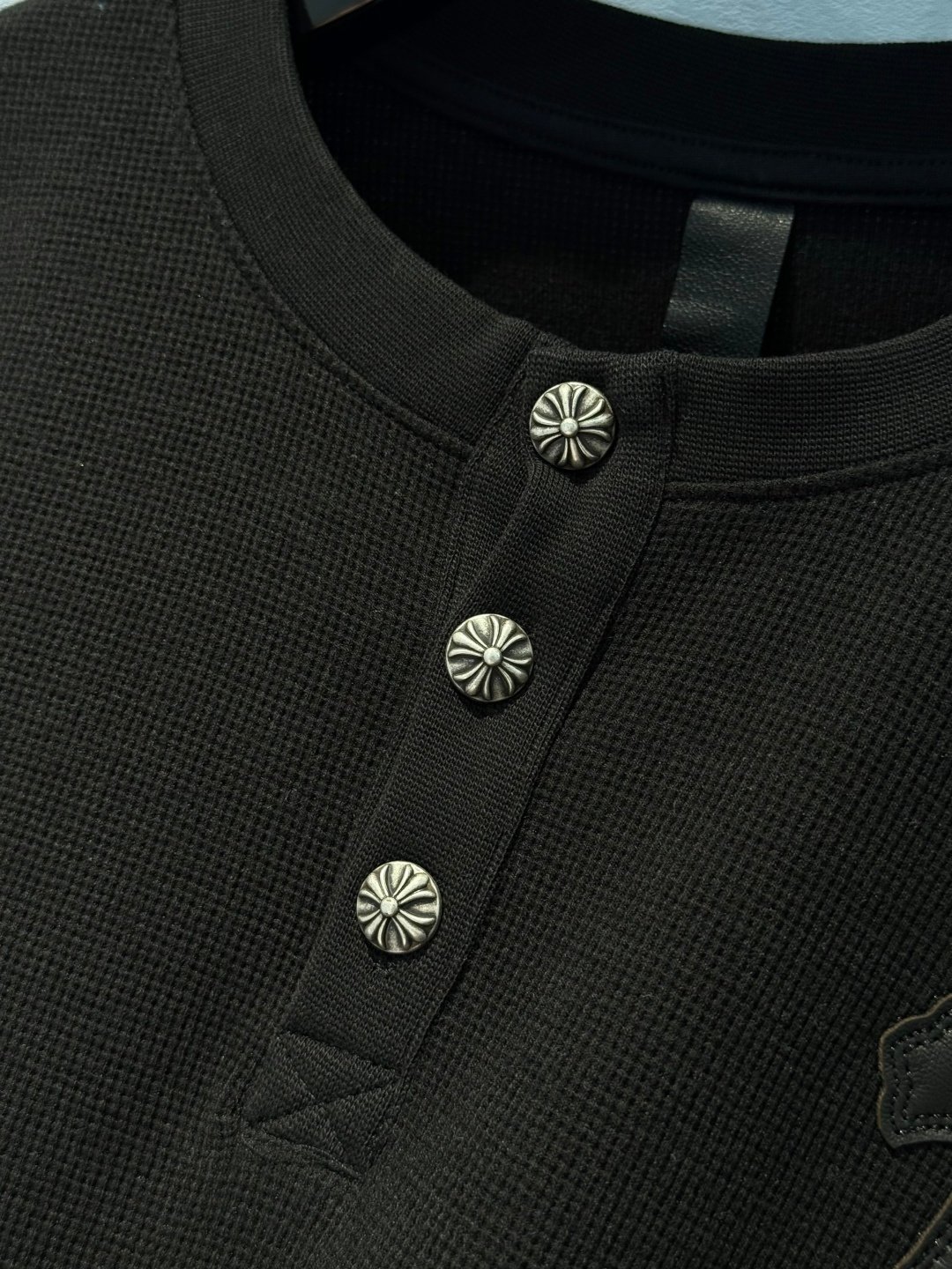 [Chrome Hearts] 크롬하츠 크로스 아플리케 헨리넥 긴팔 티셔츠