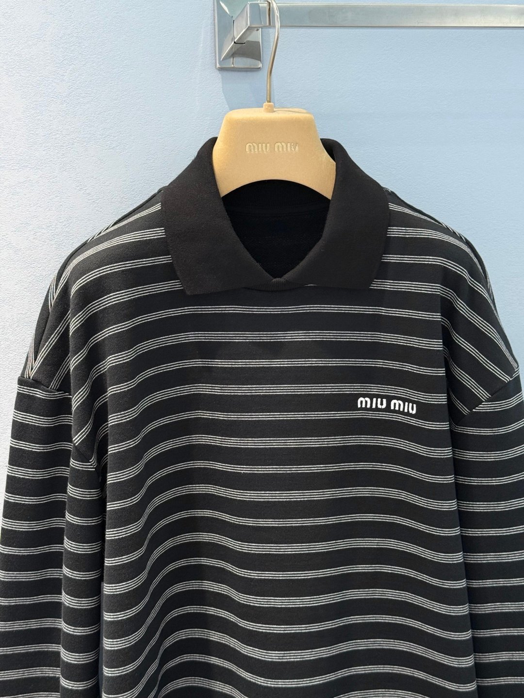 [MIU MIU] 미우미우 스트라이프 폴로 카라 긴팔 티셔츠
