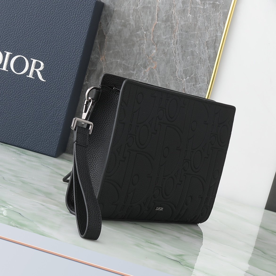 [DIOR] 디올 A5 트라이앵글 그래비티 레더 클러치