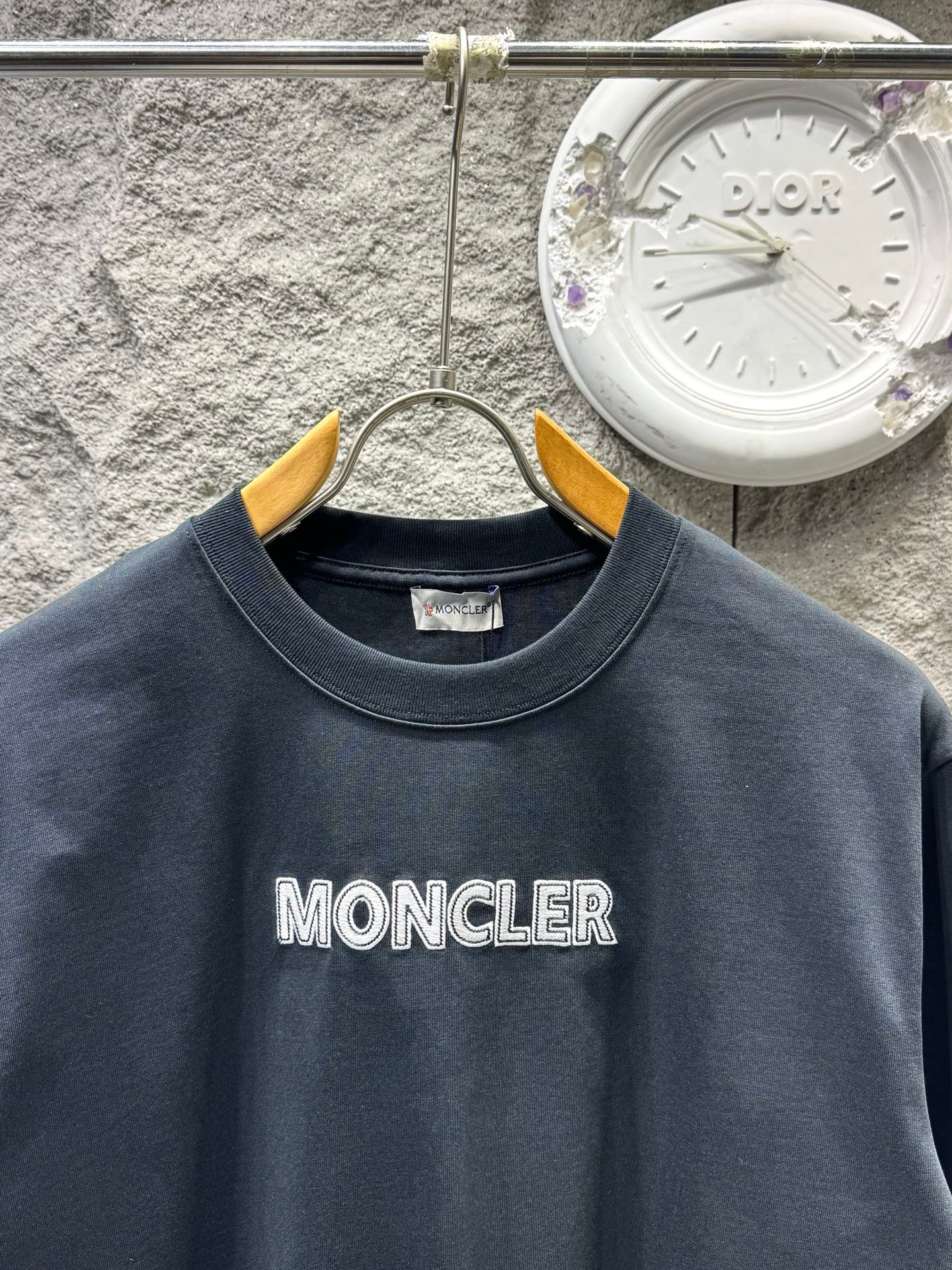 [MONCLER] 몽클레르 로고 자수 반팔 티셔츠