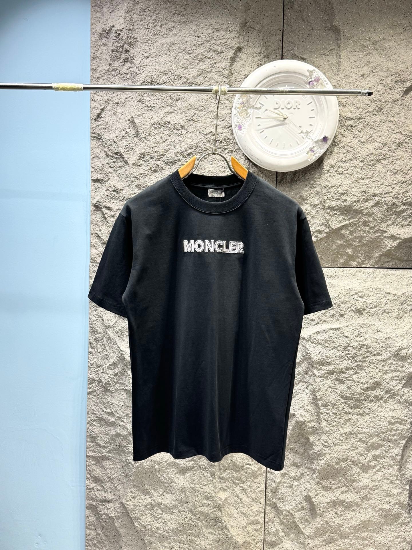[MONCLER] 몽클레르 로고 자수 반팔 티셔츠