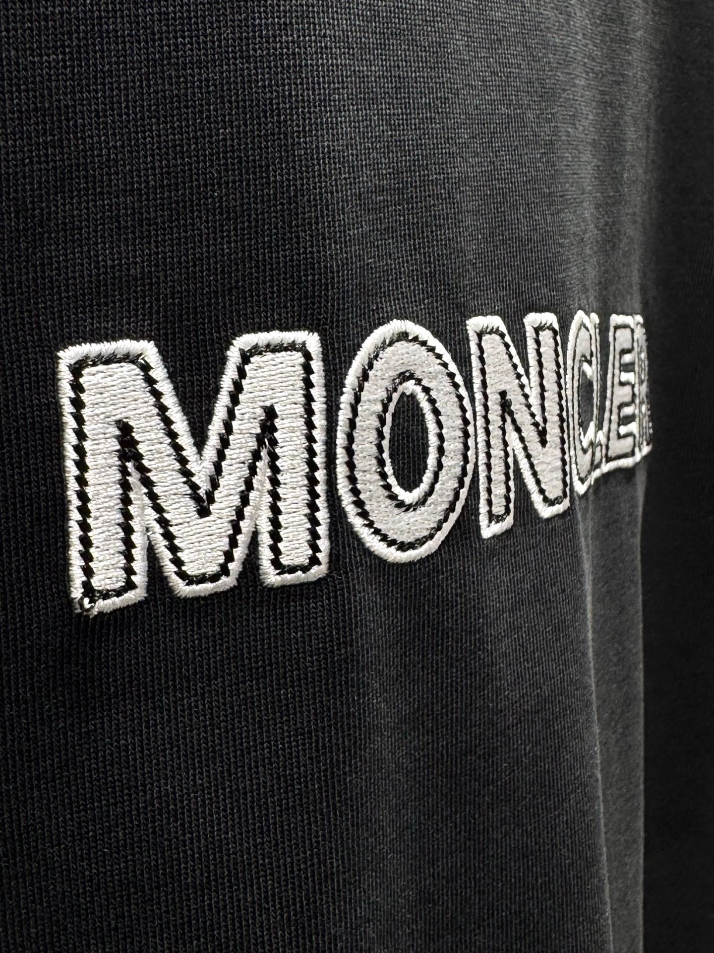 [MONCLER] 몽클레르 로고 자수 반팔 티셔츠