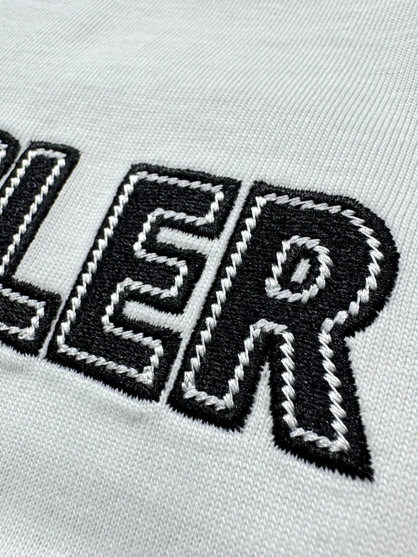 [MONCLER] 몽클레르 로고 자수 반팔 티셔츠