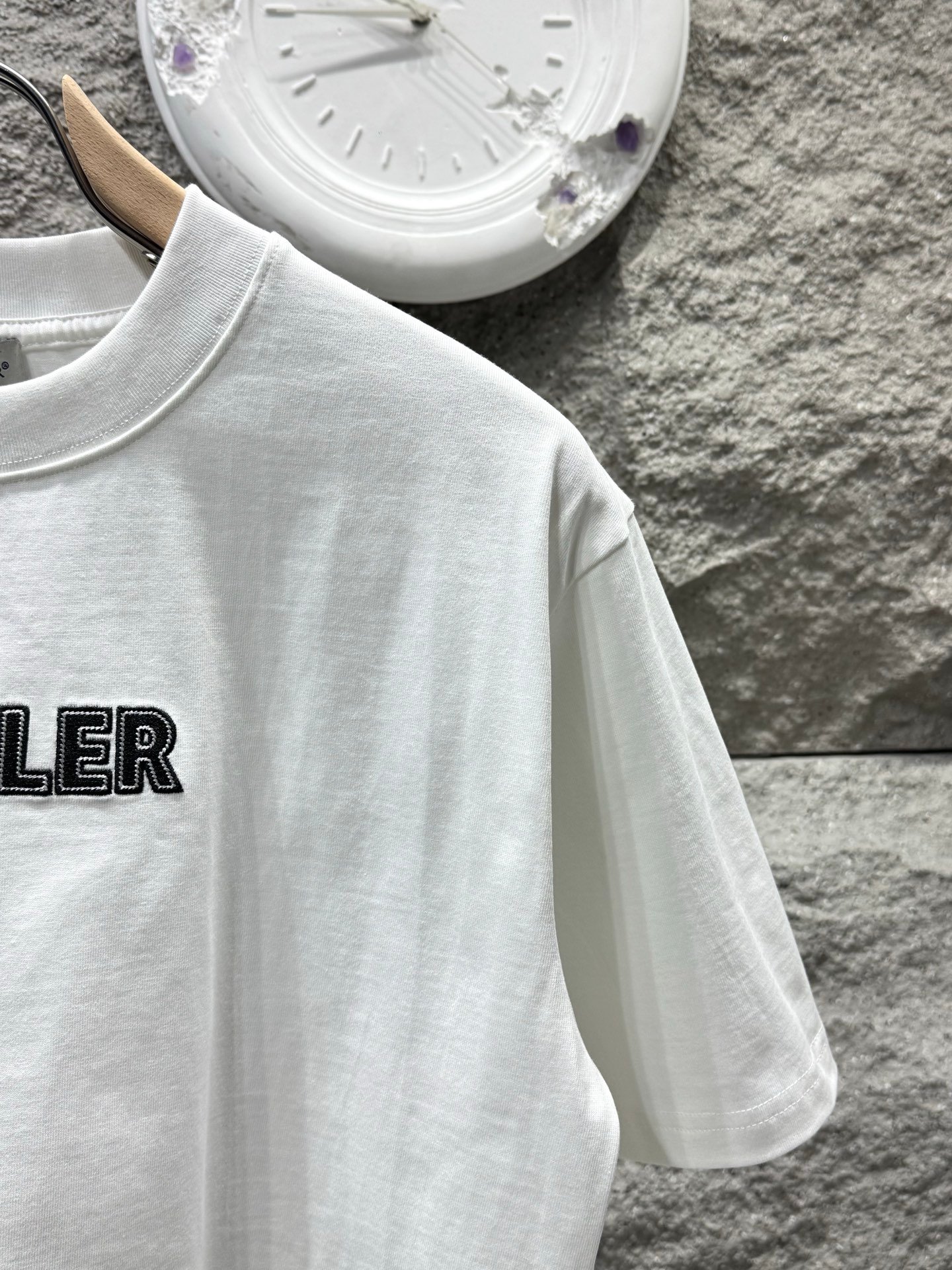 [MONCLER] 몽클레르 로고 자수 반팔 티셔츠