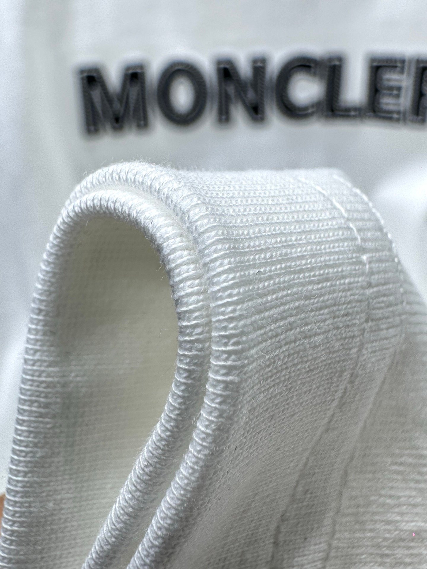 [MONCLER] 몽클레르 로고 자수 반팔 티셔츠