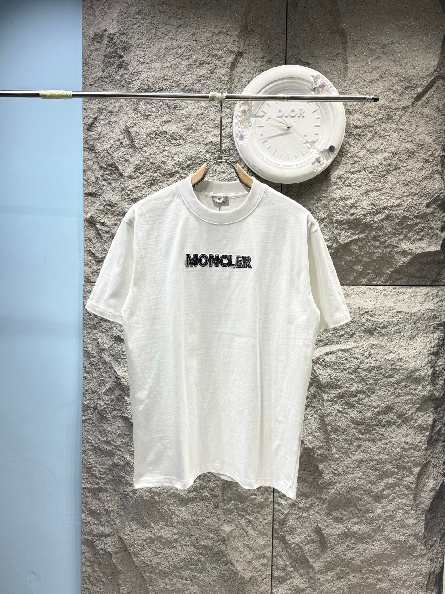 [MONCLER] 몽클레르 로고 자수 반팔 티셔츠