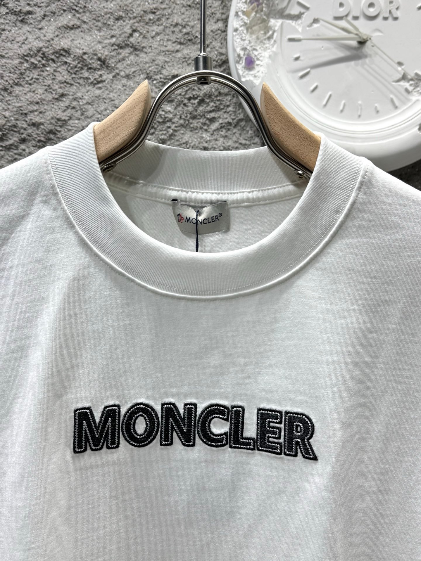 [MONCLER] 몽클레르 로고 자수 반팔 티셔츠