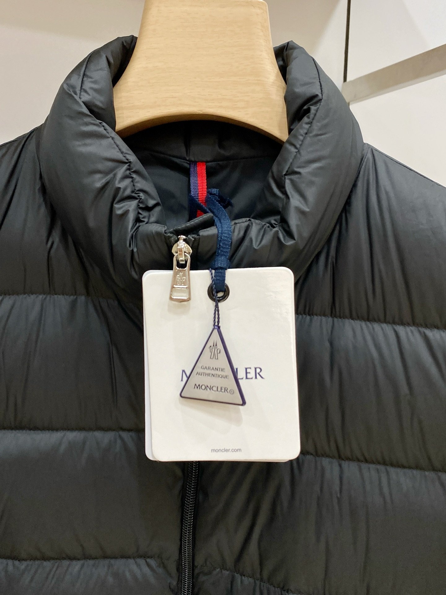 [MONCLER] 몽클레르 로데즈 로고 칼라 다운 재킷