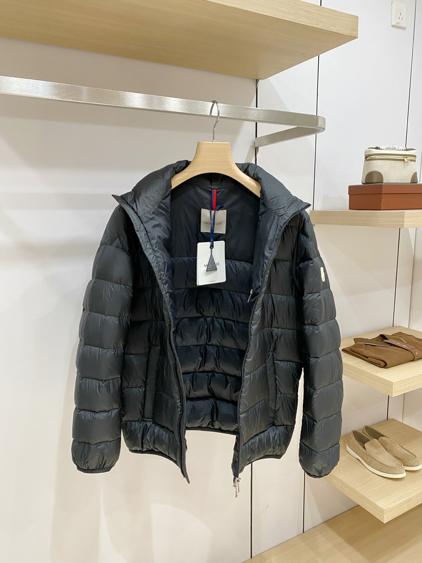 [MONCLER] 몽클레르 로데즈 로고 칼라 다운 재킷
