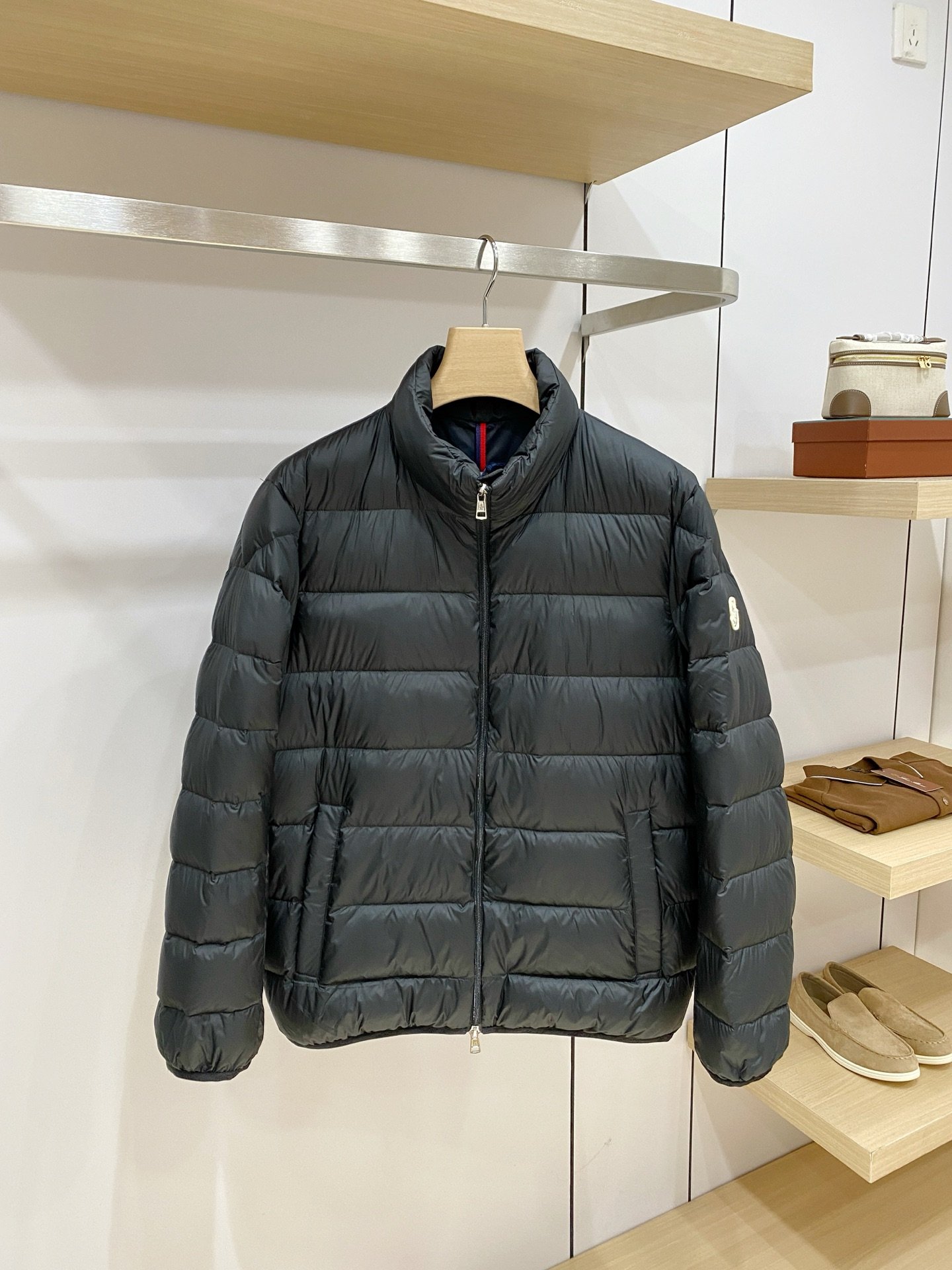 [MONCLER] 몽클레르 로데즈 로고 칼라 다운 재킷