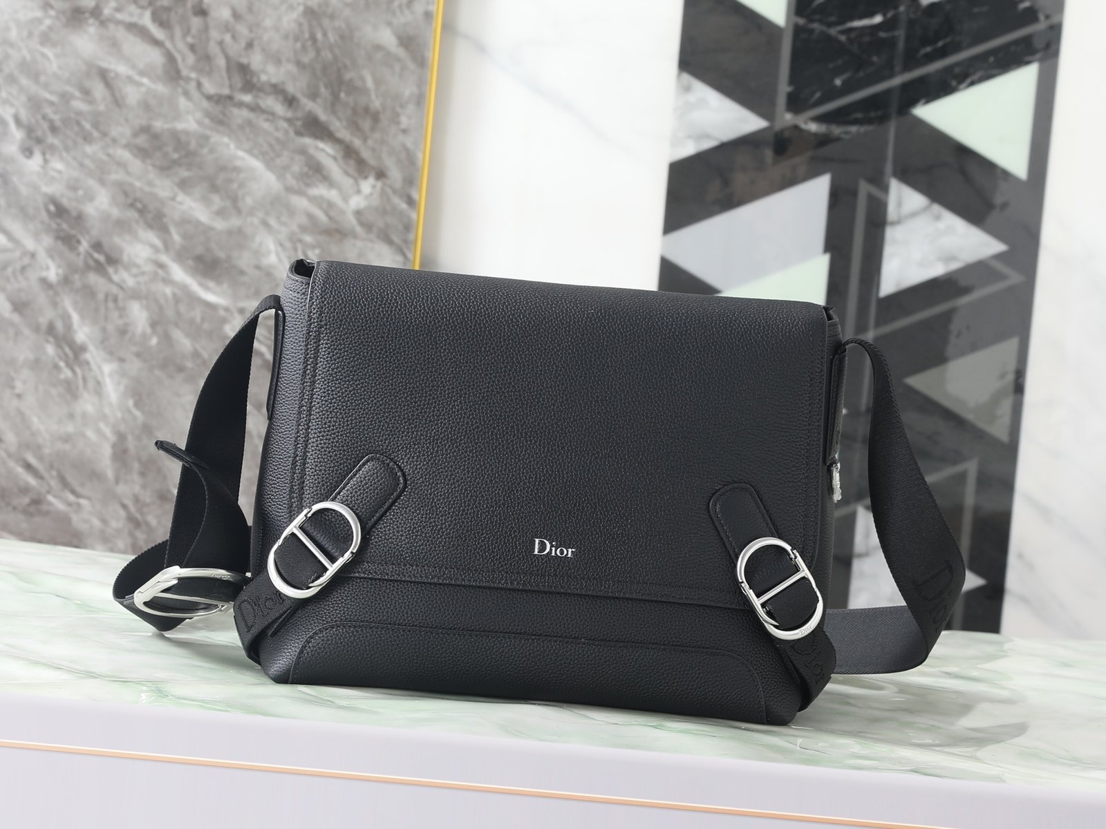 [DIOR] 디올 제트 미디엄 레더 메신저백 블랙