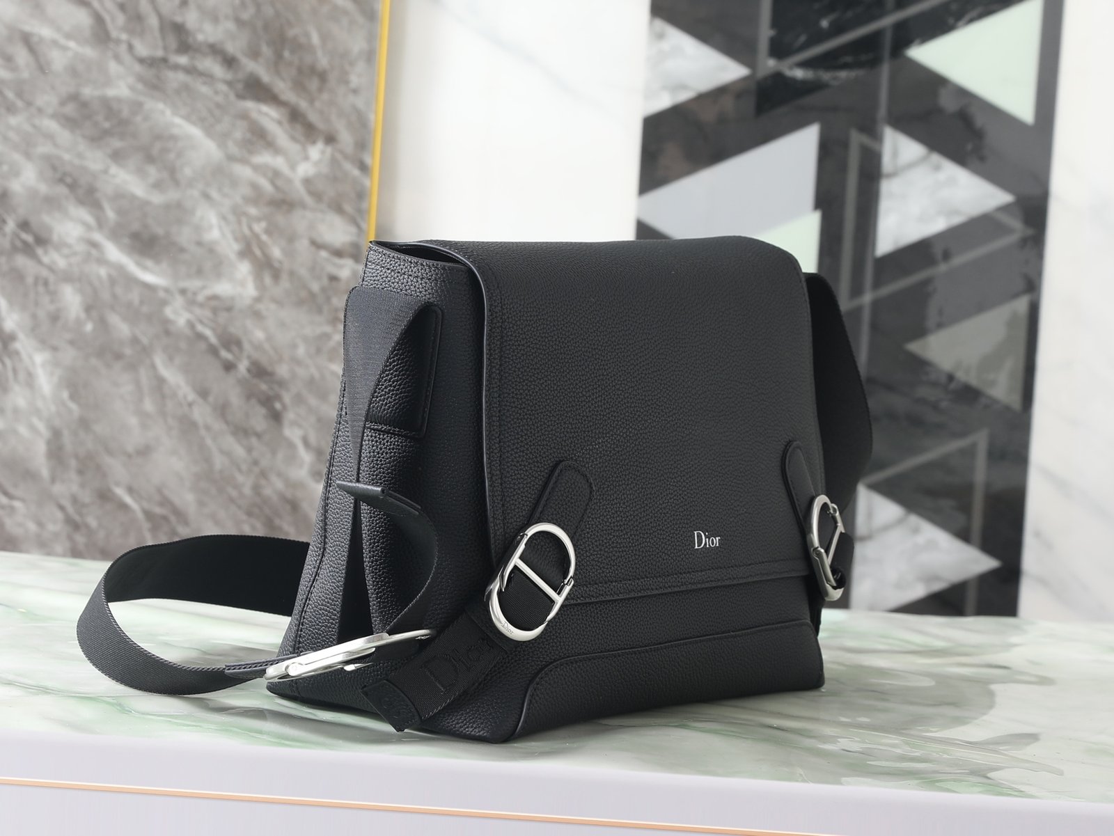 [DIOR] 디올 제트 미디엄 레더 메신저백 블랙