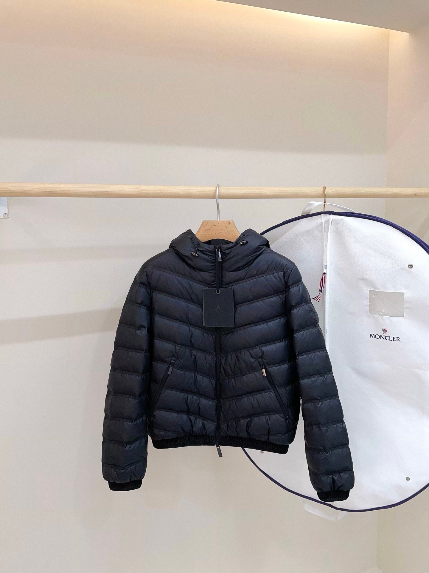 [MONCLER] 몽클레르 여성 쇼트 후드 다운 재킷