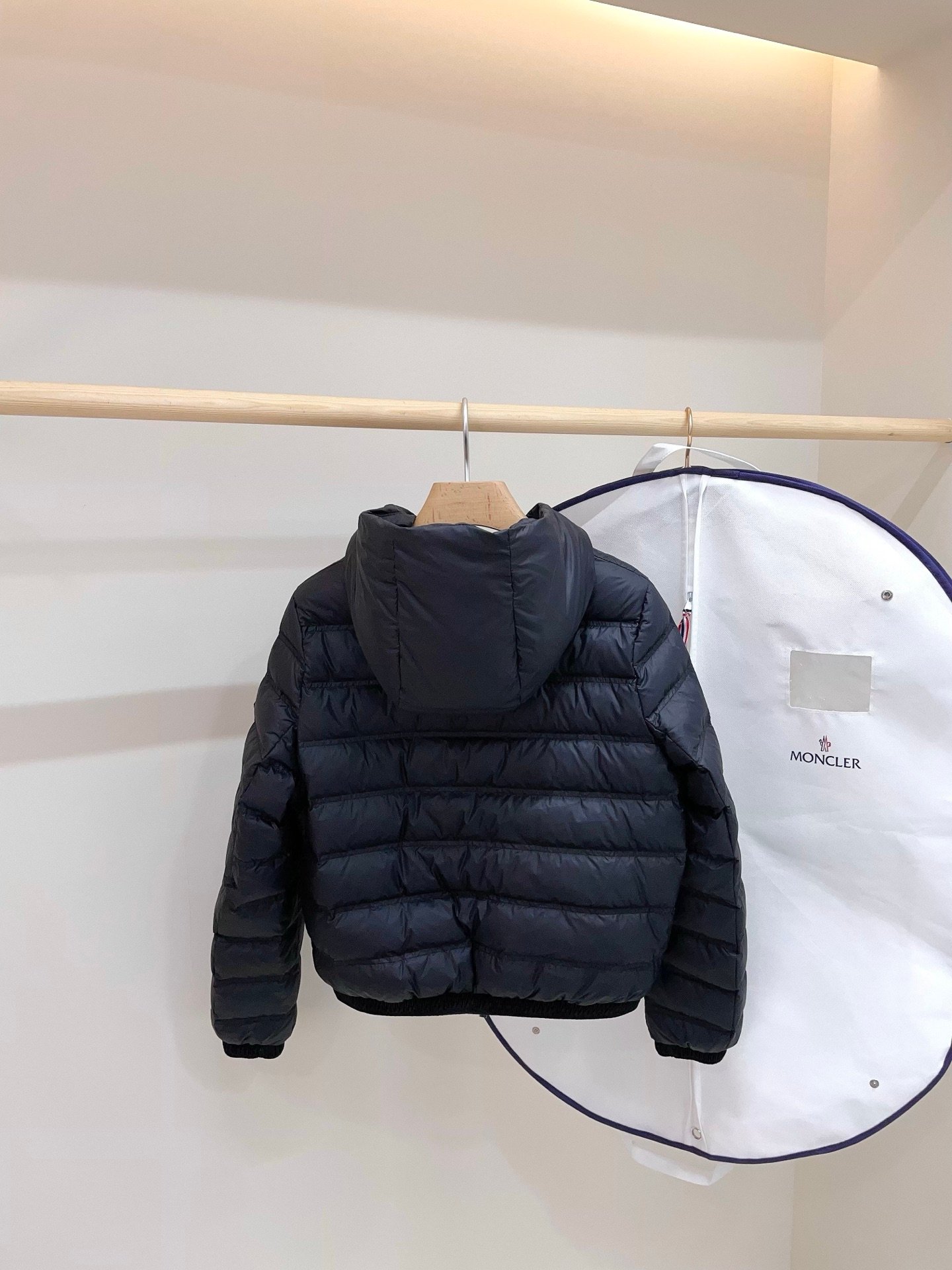 [MONCLER] 몽클레르 여성 쇼트 후드 다운 재킷
