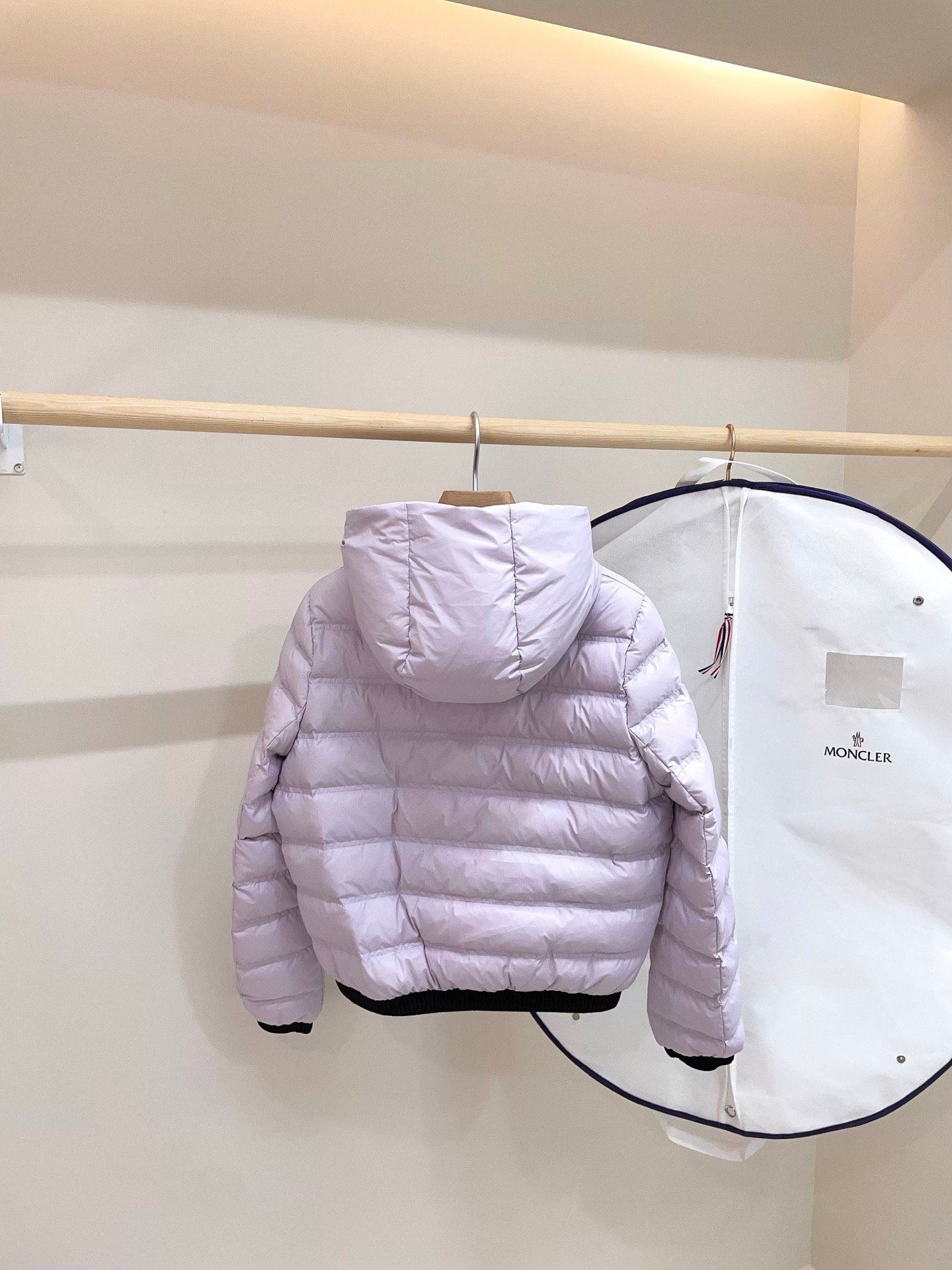 [MONCLER] 몽클레르 여성 쇼트 후드 다운 재킷