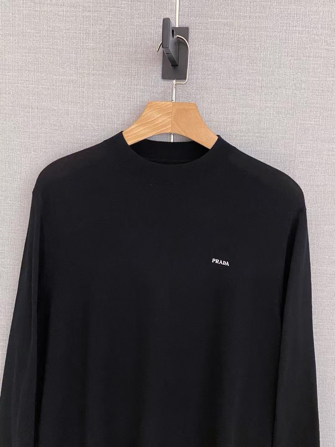 [PRADA] 프라다 로고 자수 하프넥 울 니트
