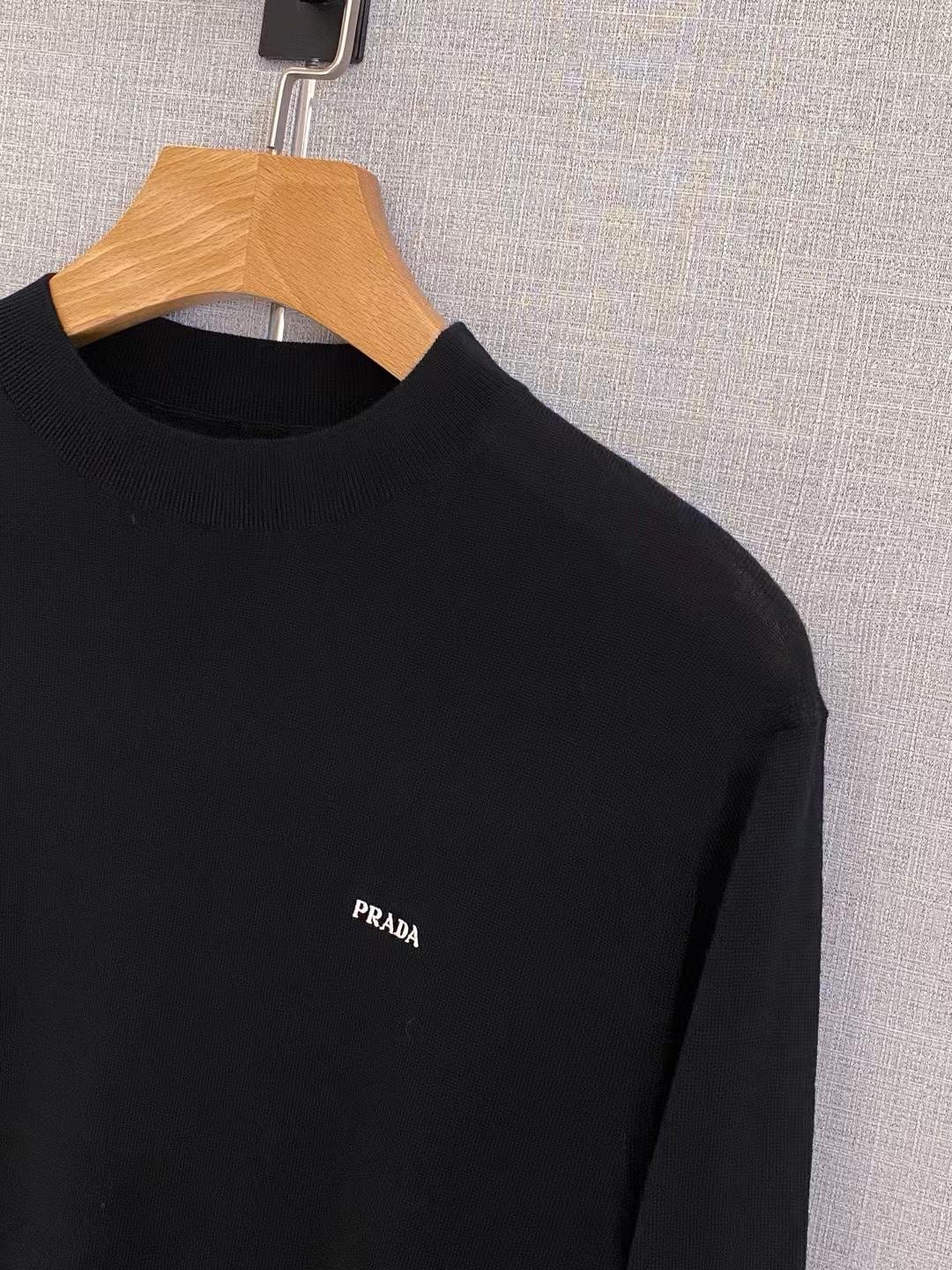 [PRADA] 프라다 로고 자수 하프넥 울 니트
