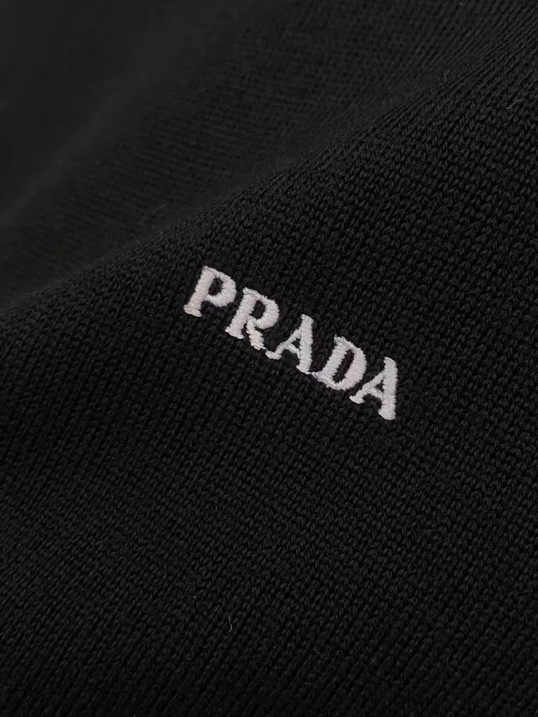 [PRADA] 프라다 로고 자수 하프넥 울 니트