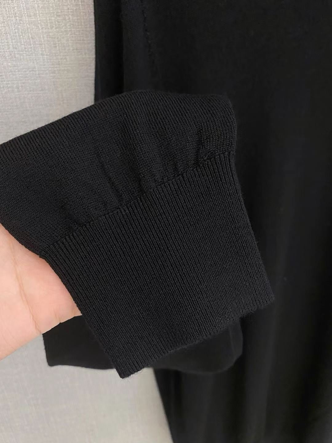 [PRADA] 프라다 로고 자수 하프넥 울 니트