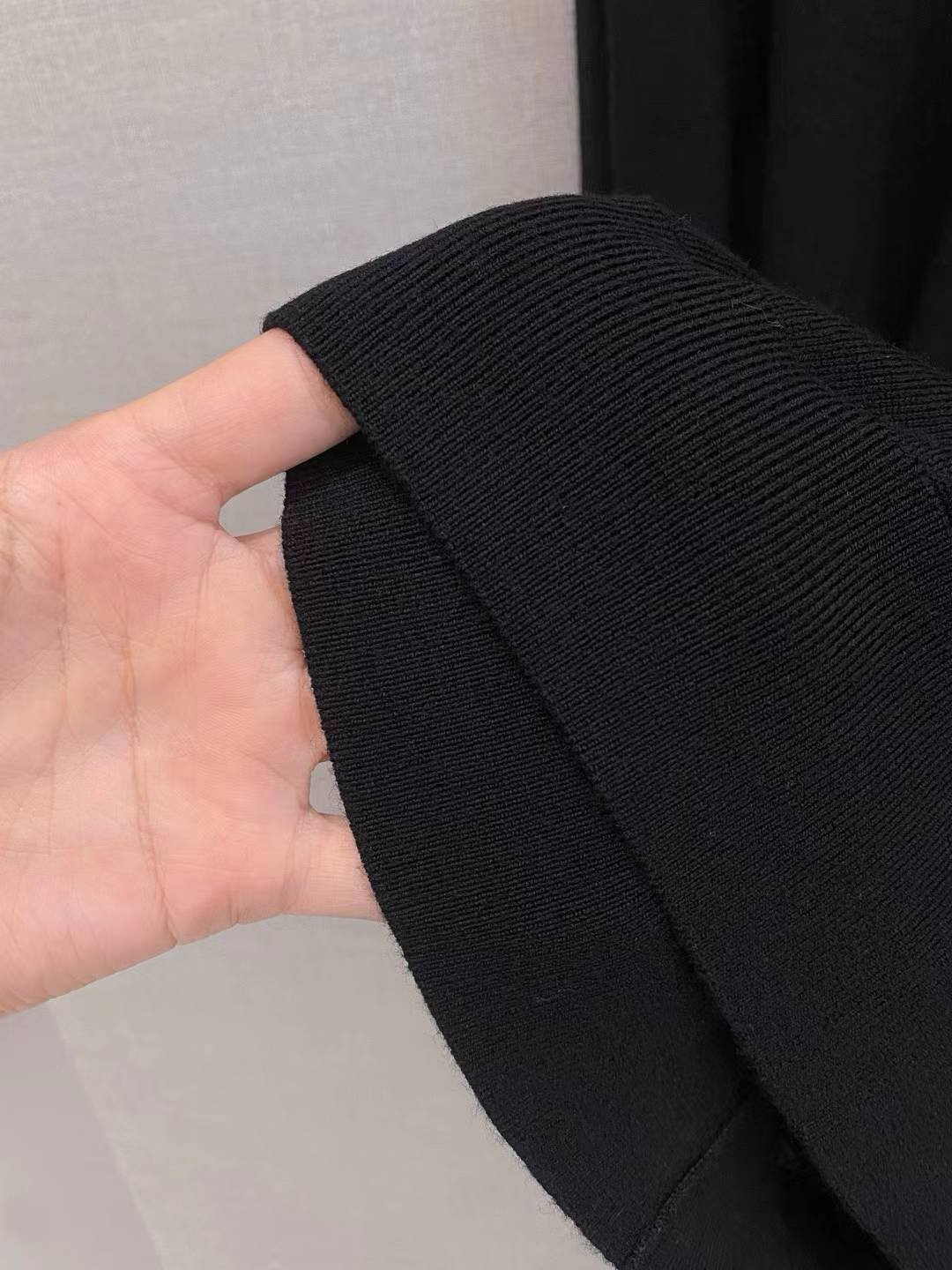 [PRADA] 프라다 로고 자수 하프넥 울 니트