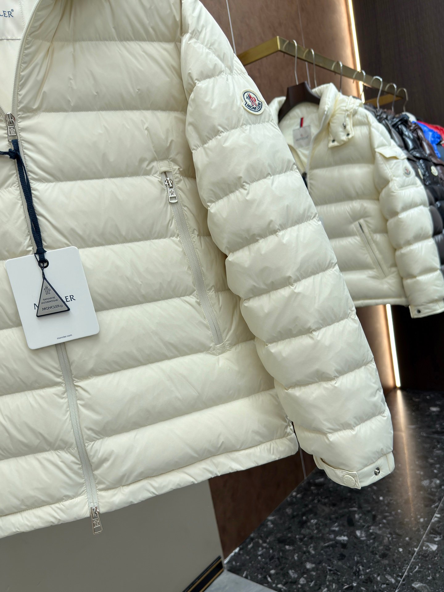[MONCLER] 몽클레르 로고 후드 쇼트 다운 재킷