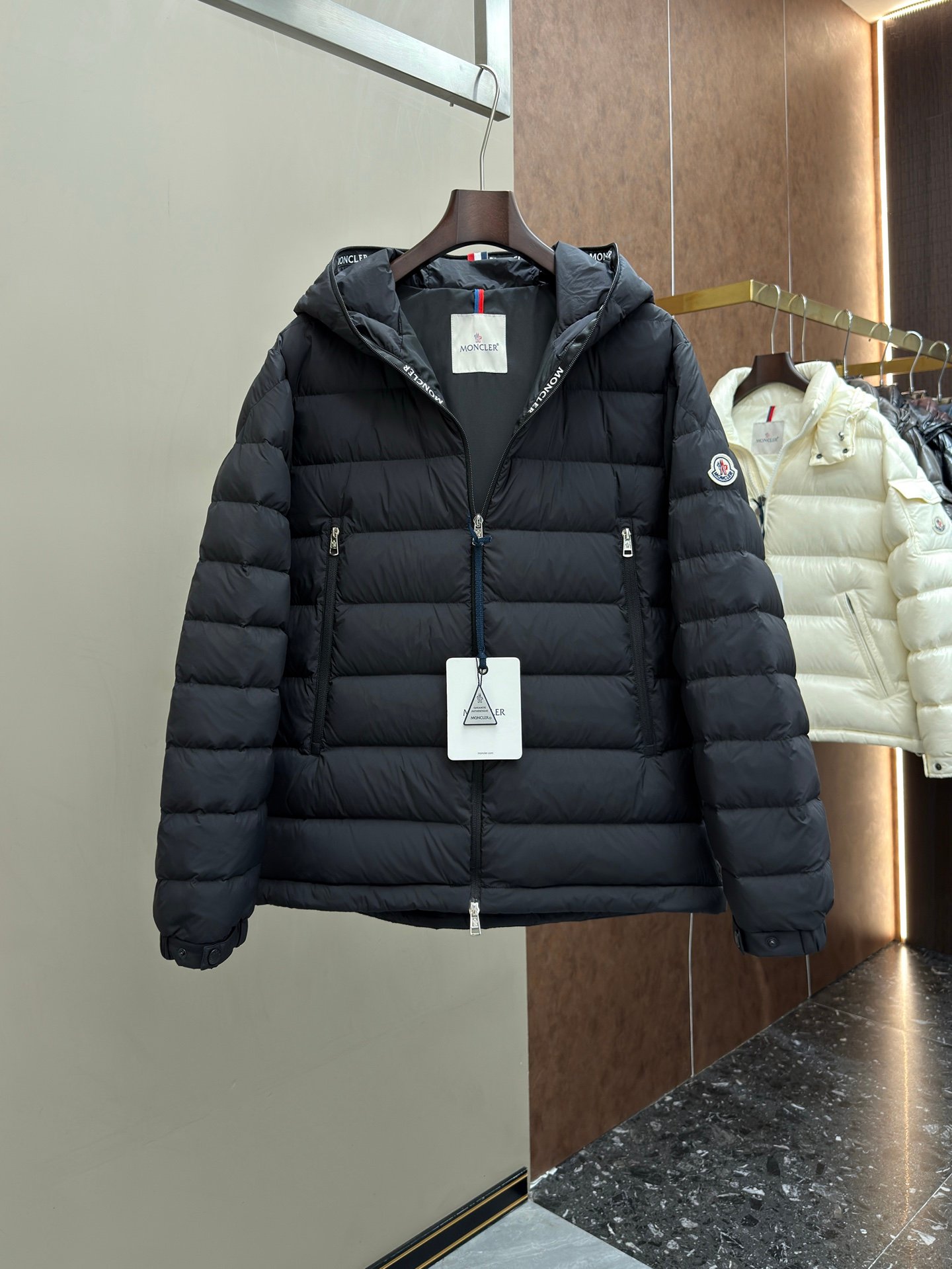 [MONCLER] 몽클레르 로고 후드 쇼트 다운 재킷