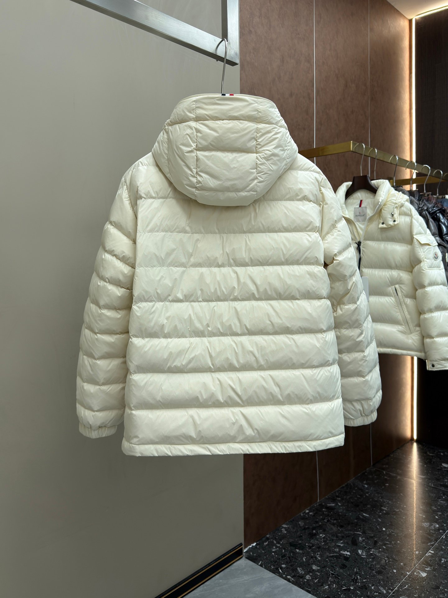 [MONCLER] 몽클레르 로고 후드 쇼트 다운 재킷