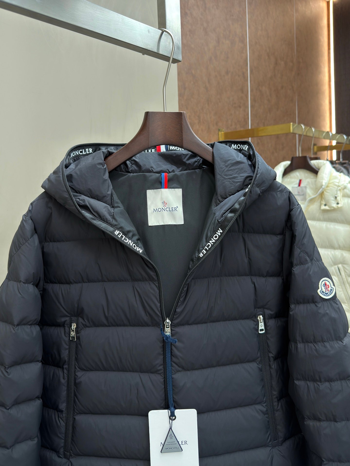 [MONCLER] 몽클레르 로고 후드 쇼트 다운 재킷