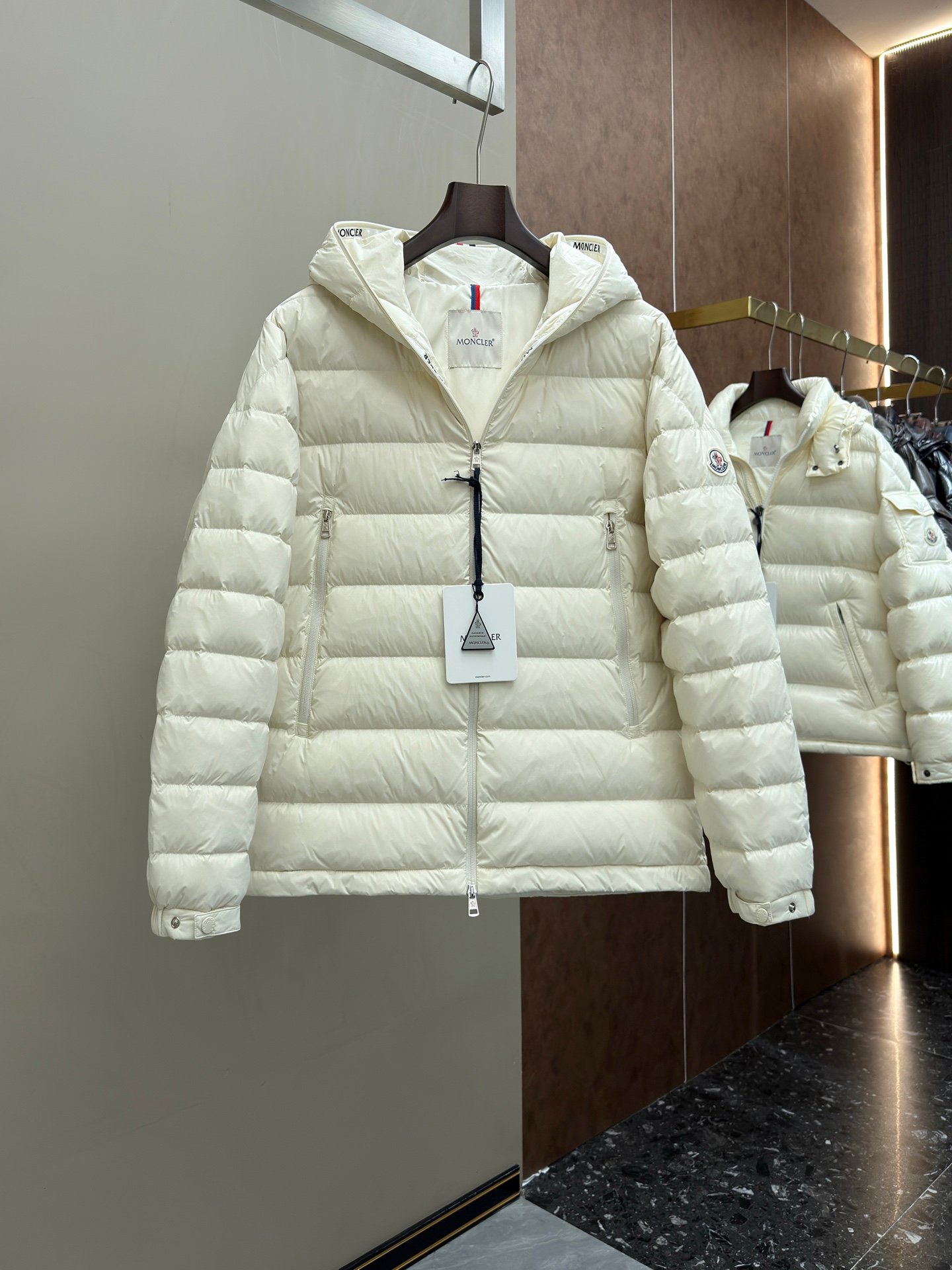 [MONCLER] 몽클레르 로고 후드 쇼트 다운 재킷