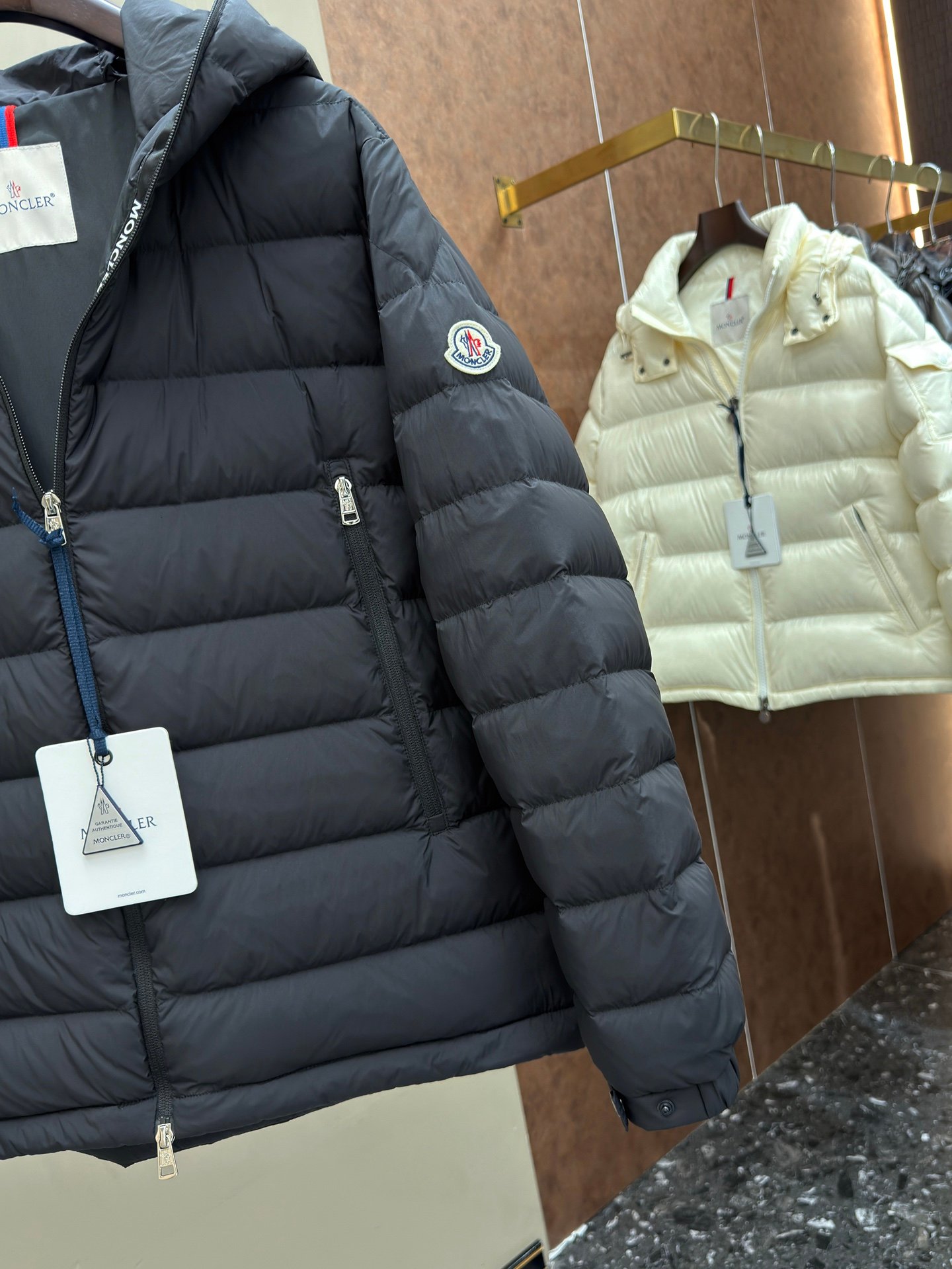 [MONCLER] 몽클레르 로고 후드 쇼트 다운 재킷
