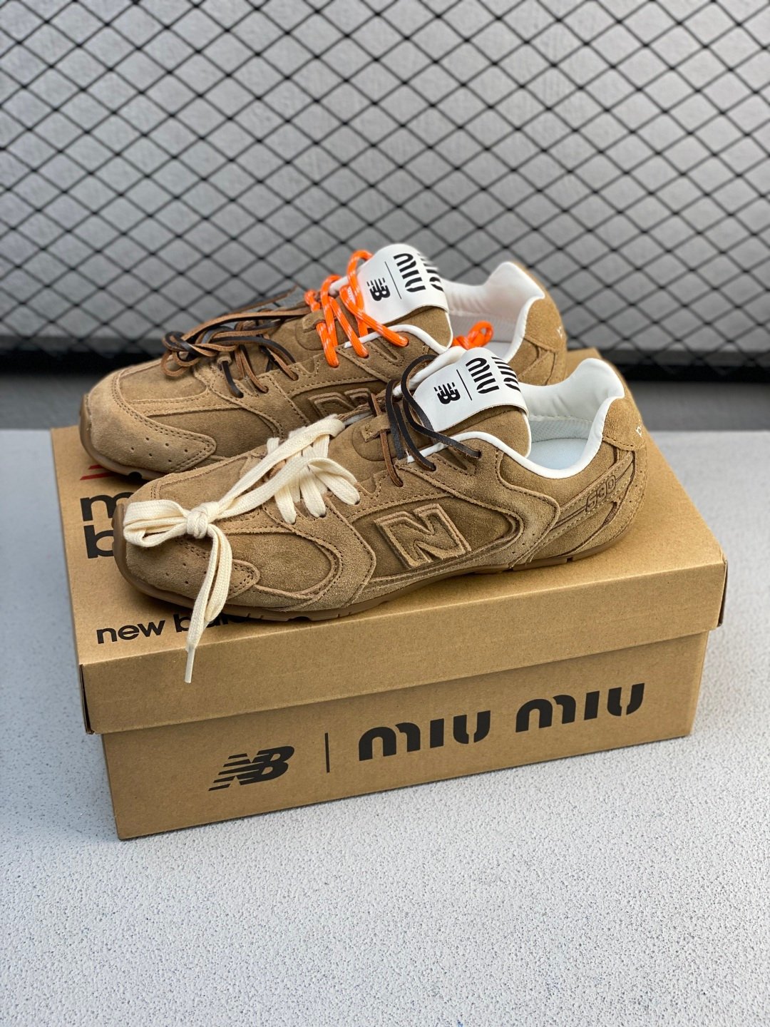 [NEW BALANCE X MIU MIU] 뉴발란스 X 미우미우 530 SL 스니커즈