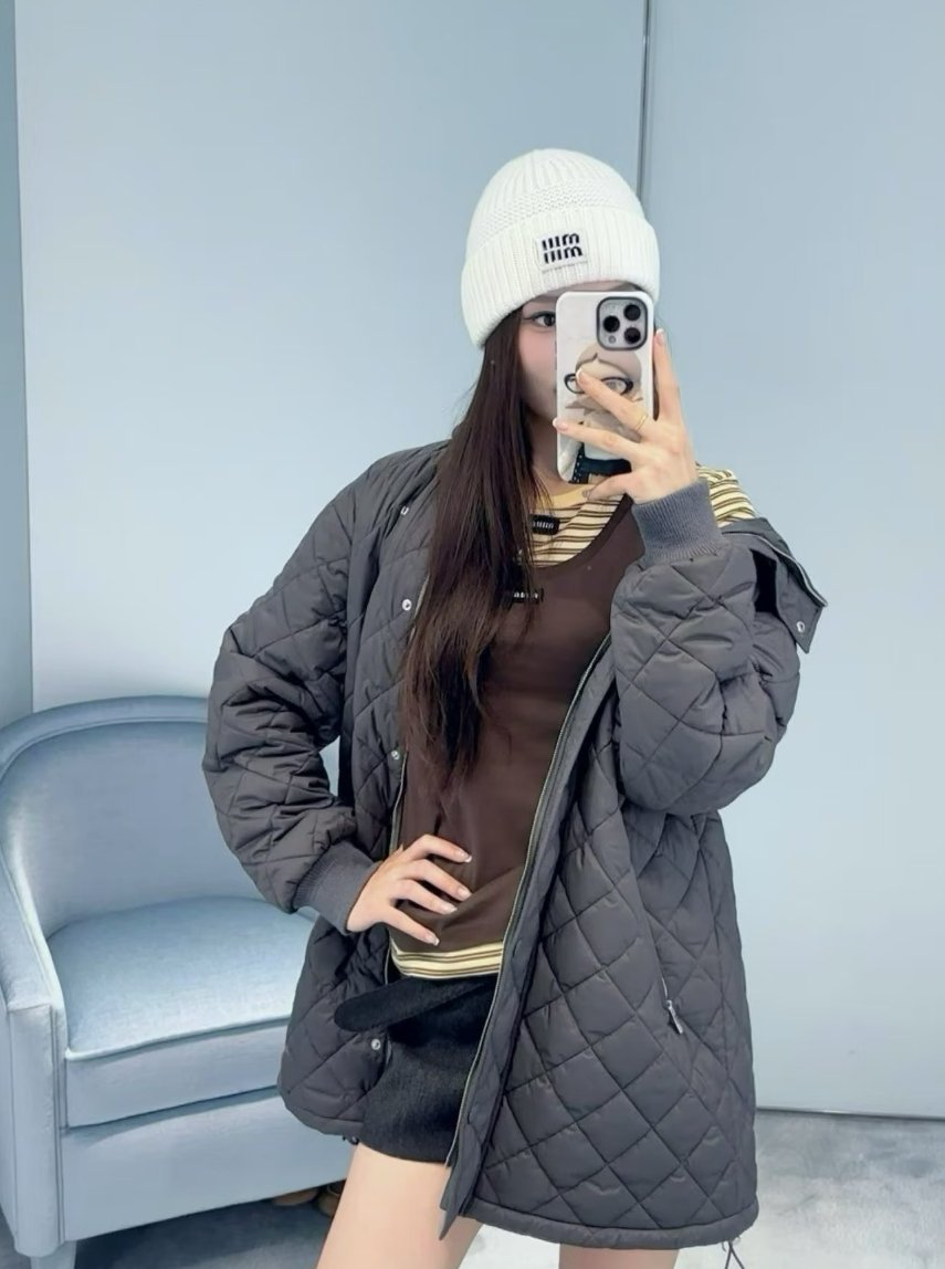 미우미우 여성 다이아몬드 퀼팅 후드 미들 패딩 재킷