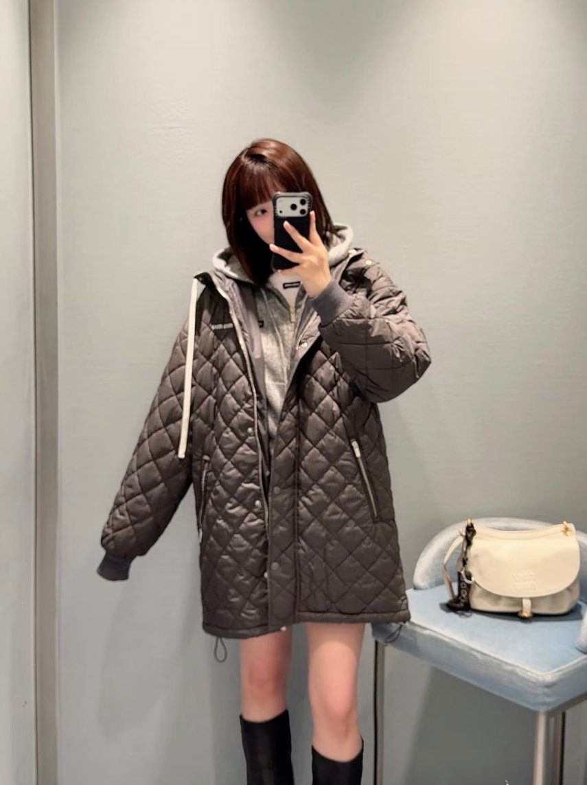 미우미우 여성 다이아몬드 퀼팅 후드 미들 패딩 재킷