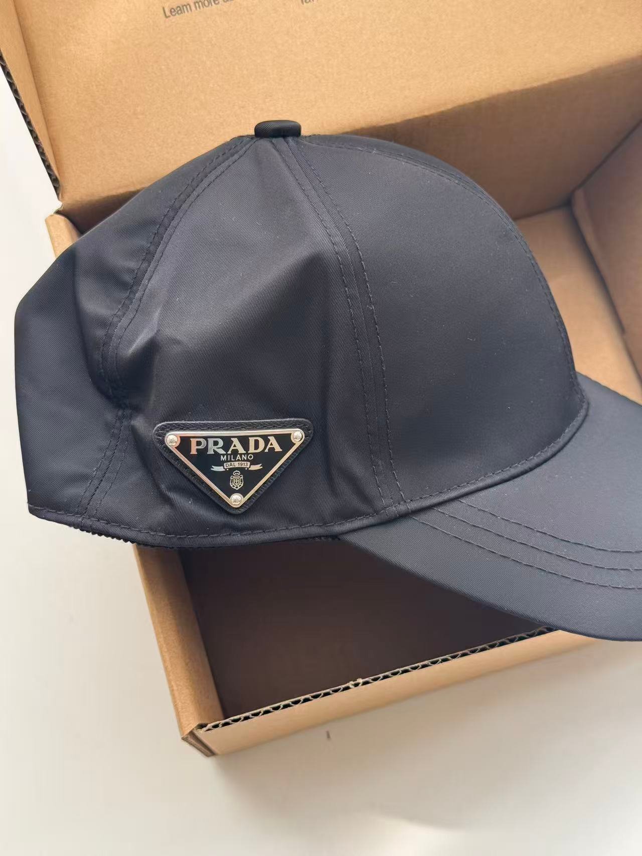 [PRADA] 프라다 Re-Nylon 트라이앵글 로고 베이스볼 캡
