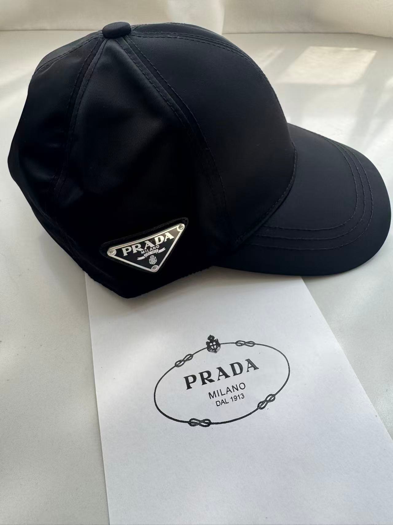 [PRADA] 프라다 Re-Nylon 트라이앵글 로고 베이스볼 캡