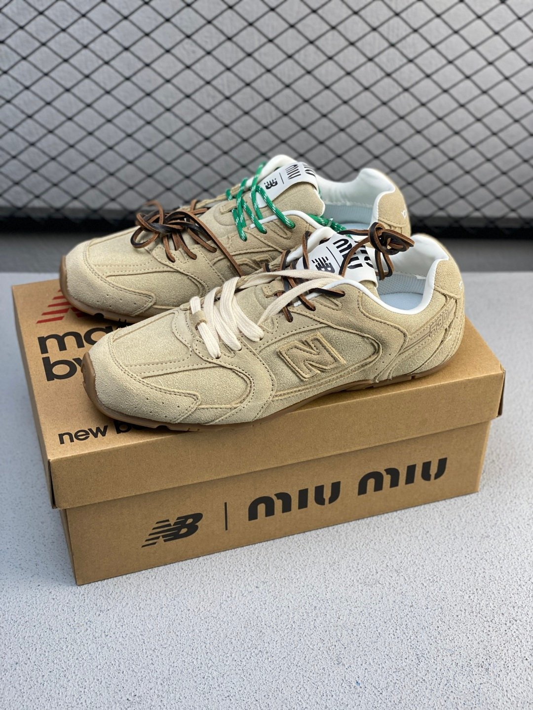 [NEW BALANCE X MIU MIU] 뉴발란스 X 미우미우 530 SL 스니커즈