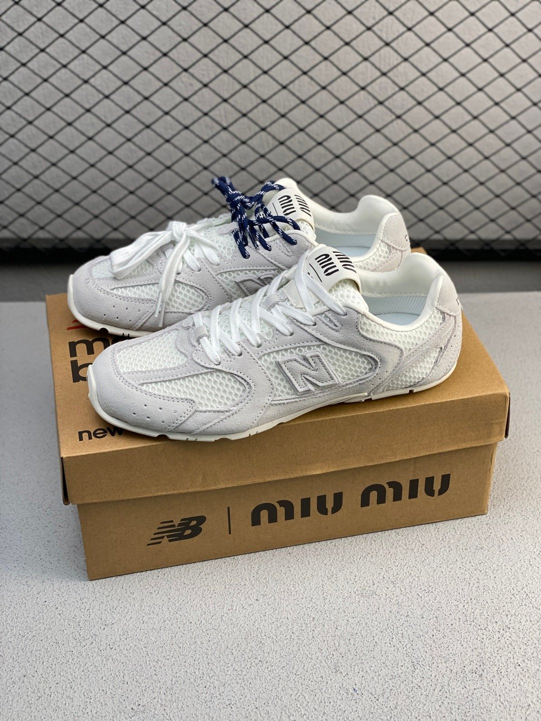 [NEW BALANCE X MIU MIU] 뉴발란스 X 미우미우 530 SL 스니커즈