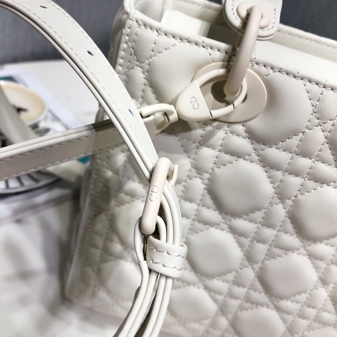 [DIOR] 디올 Lady Dior 미디엄 까나쥬 레더 백