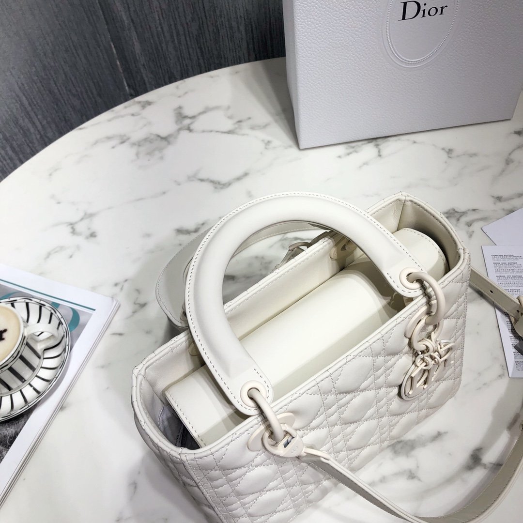 [DIOR] 디올 Lady Dior 미디엄 까나쥬 레더 백