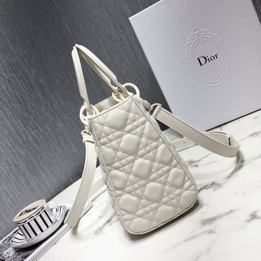 [DIOR] 디올 Lady Dior 미디엄 까나쥬 레더 백