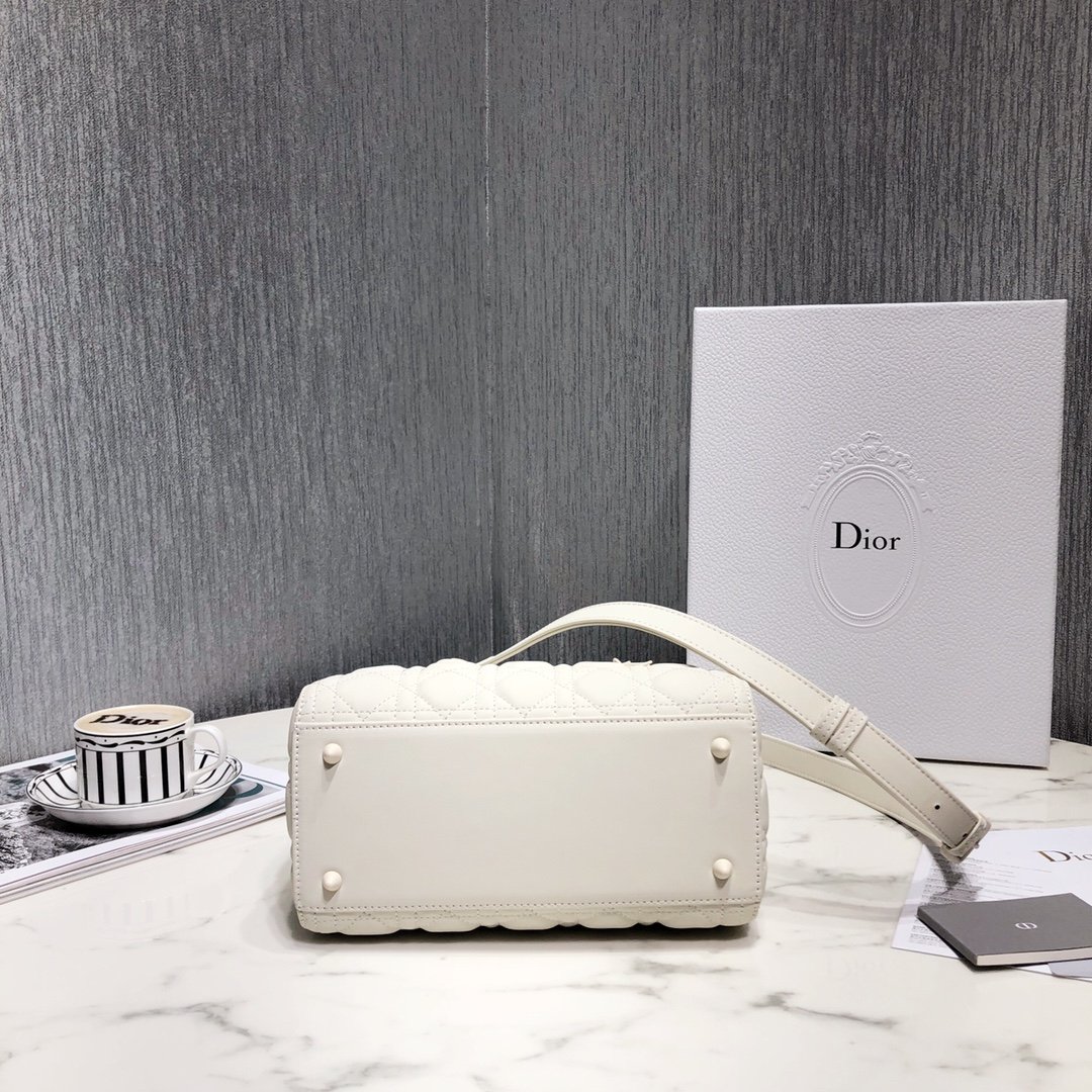 [DIOR] 디올 Lady Dior 미디엄 까나쥬 레더 백