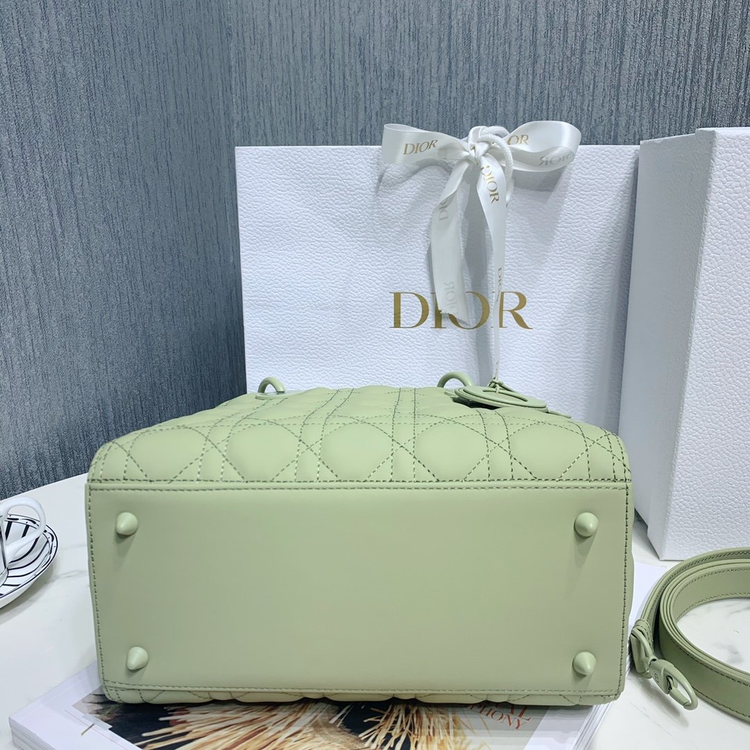 [DIOR] 디올 Lady Dior 미디엄 까나쥬 레더 백
