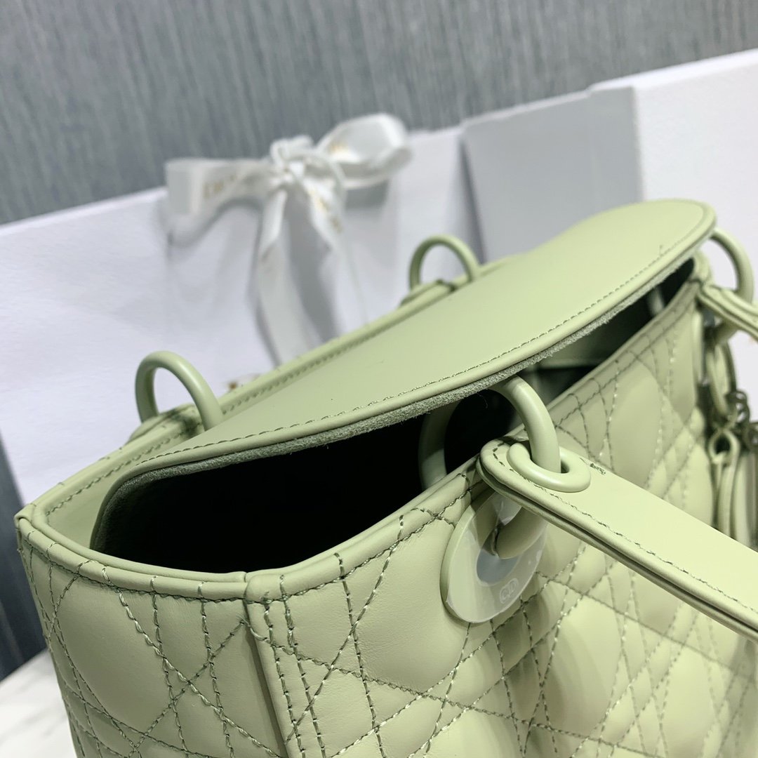 [DIOR] 디올 Lady Dior 미디엄 까나쥬 레더 백