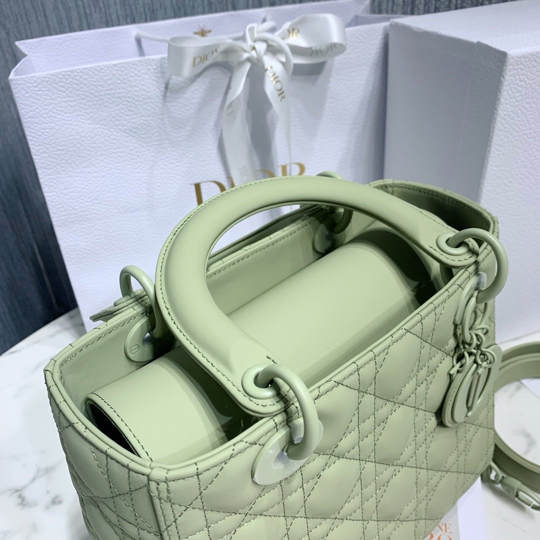 [DIOR] 디올 Lady Dior 미디엄 까나쥬 레더 백