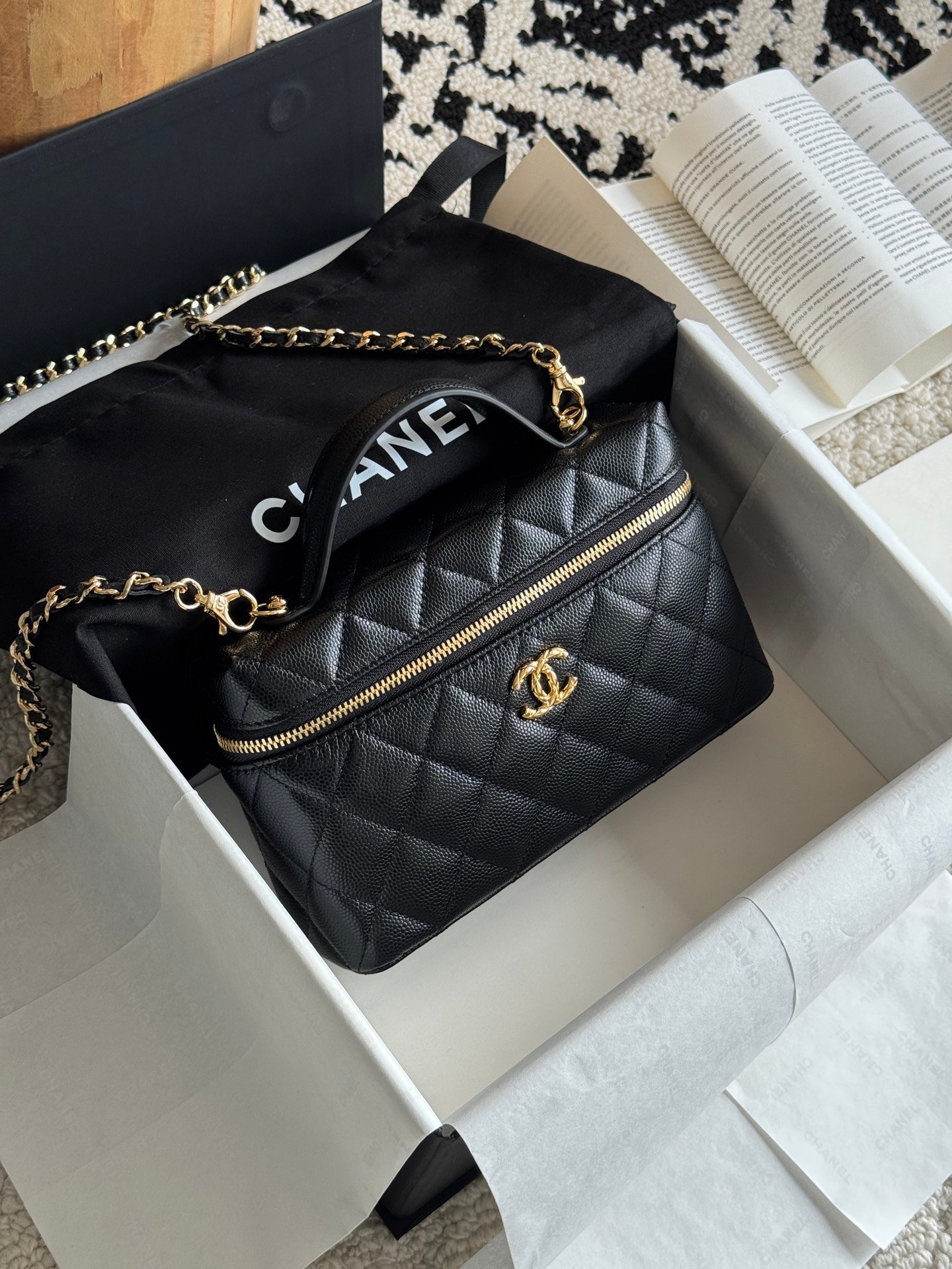 [CHANEL] 샤넬 퀼팅 캐비어 탑핸들 체인 베니티 백