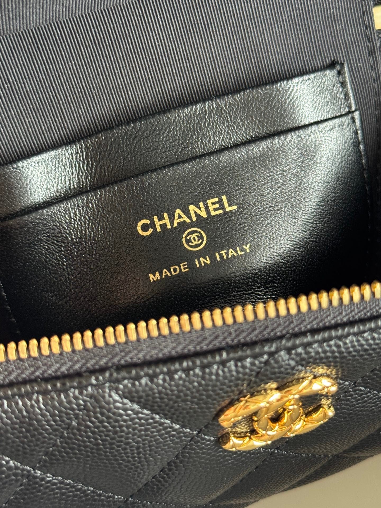 [CHANEL] 샤넬 퀼팅 캐비어 탑핸들 체인 베니티 백