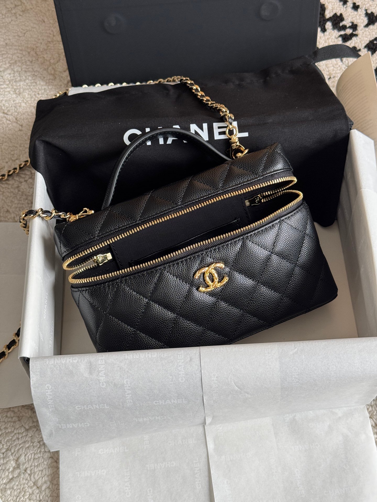 [CHANEL] 샤넬 퀼팅 캐비어 탑핸들 체인 베니티 백