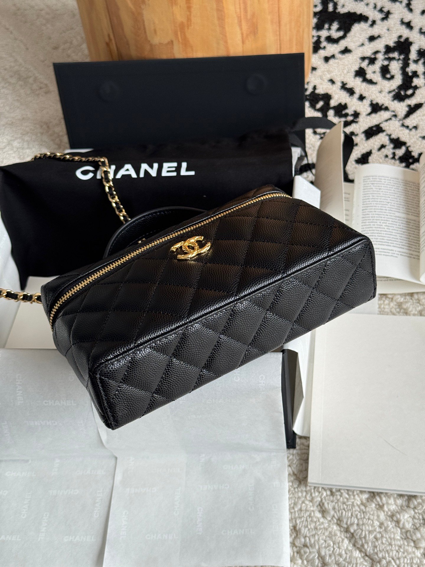 [CHANEL] 샤넬 퀼팅 캐비어 탑핸들 체인 베니티 백